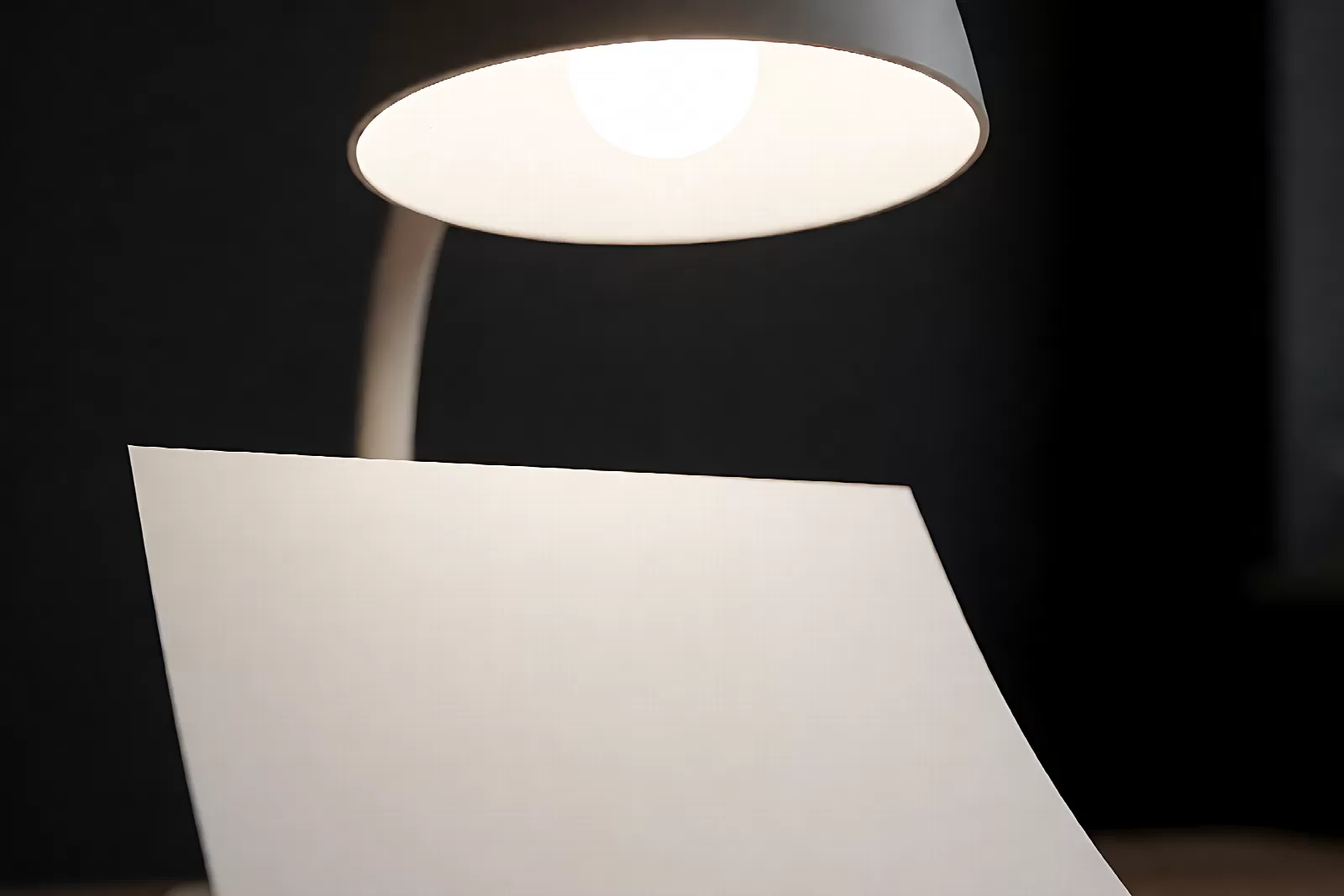 示波器上显示 LED 灯具平稳的光输出波形，用于判断频闪波动深度