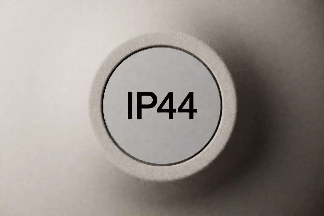 灯具铭牌上的IP44防水等级标识与密封圈检查