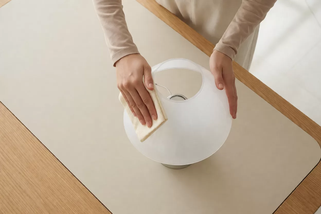拆下的塑料吸顶灯罩泛黄程度与白纸对比
