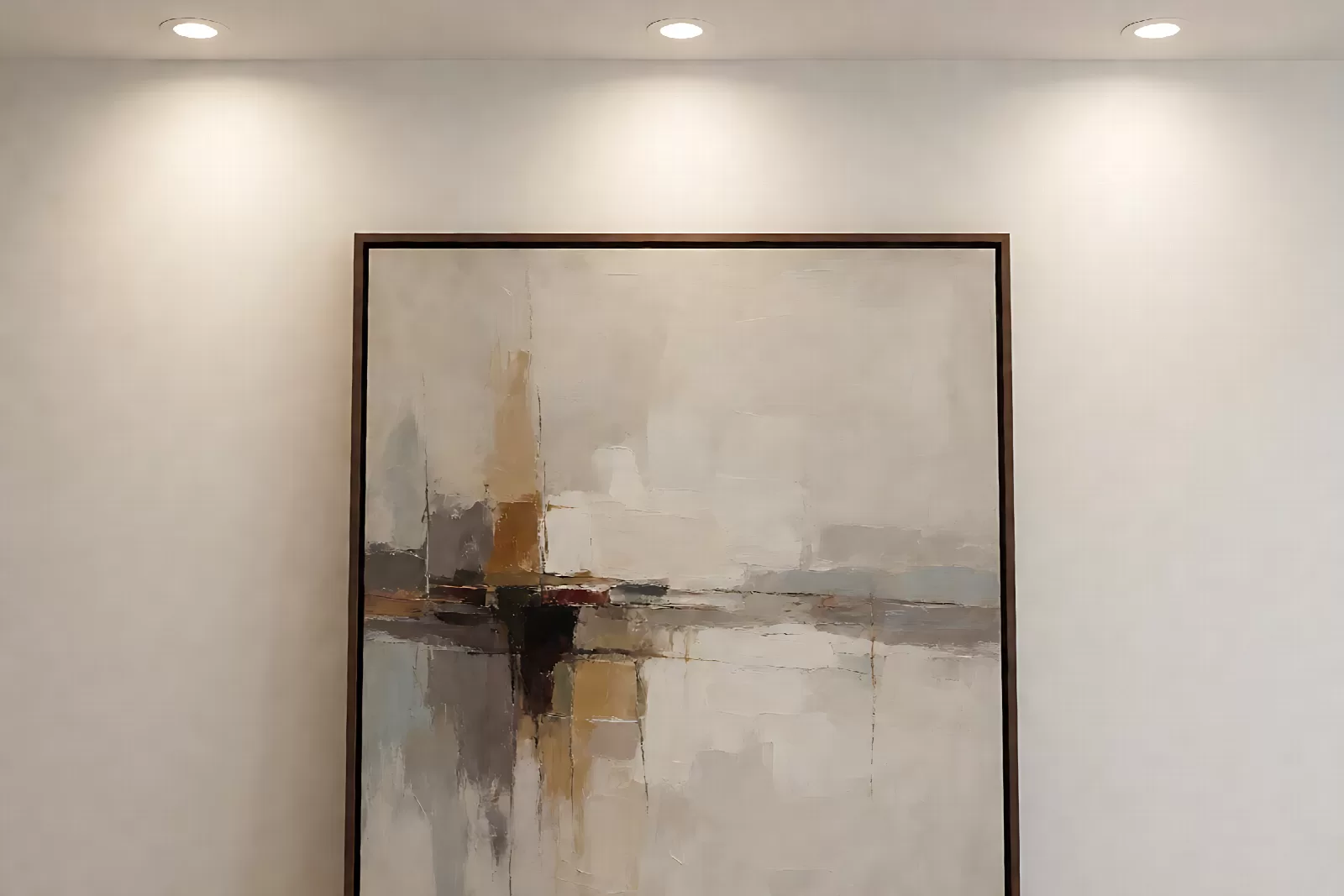 射灯角度调整后均匀照亮墙面装饰画，画框不产生硬阴影